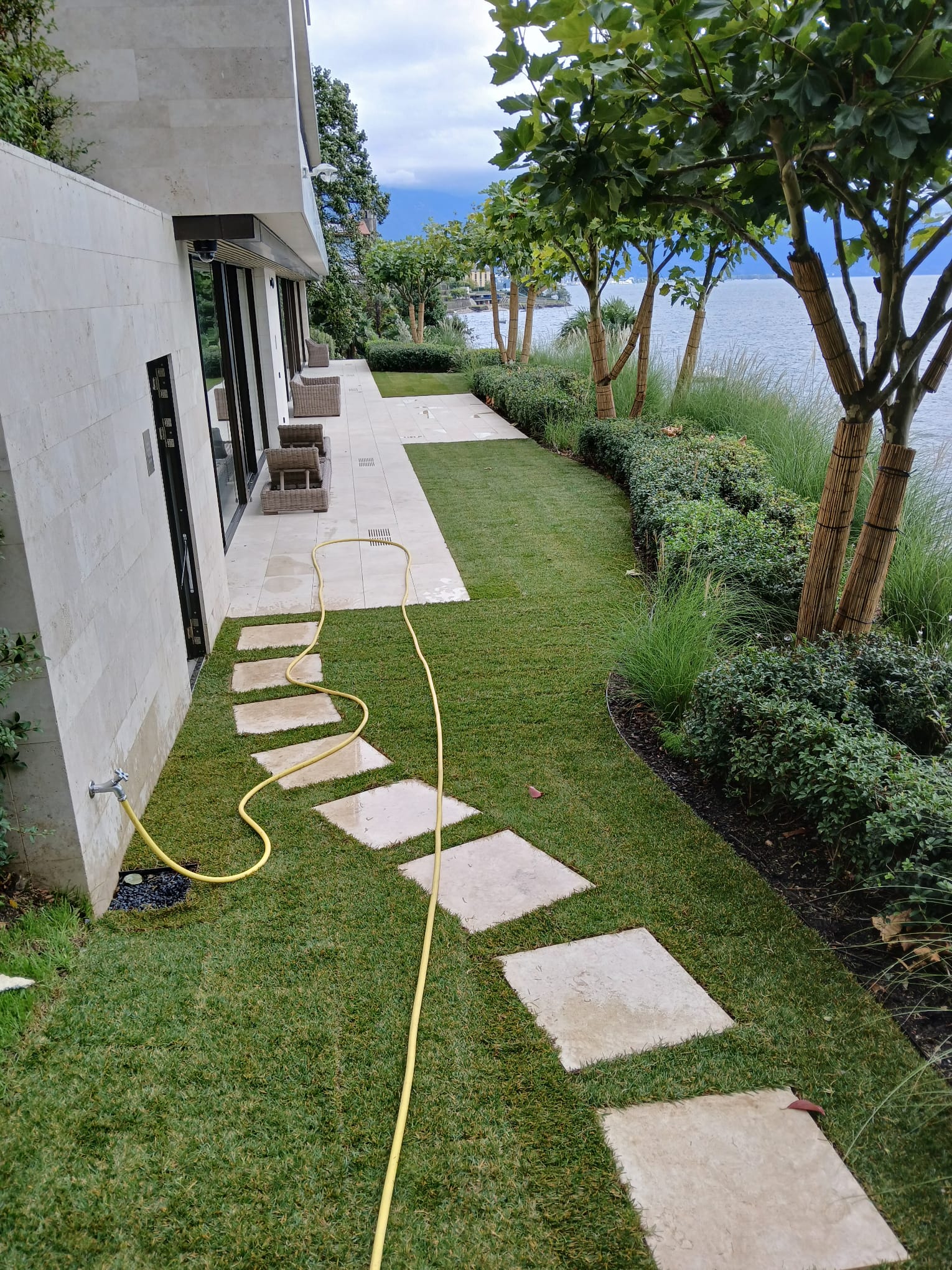 Aiuola e camminamento — Giardinaggio, opera Nikola Giardini e Figli in Ticino