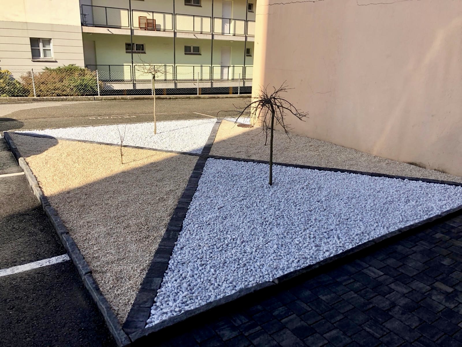 Aiuola con sassi di marmo — Giardinaggio, opera Nikola Giardini e Figli in Ticino