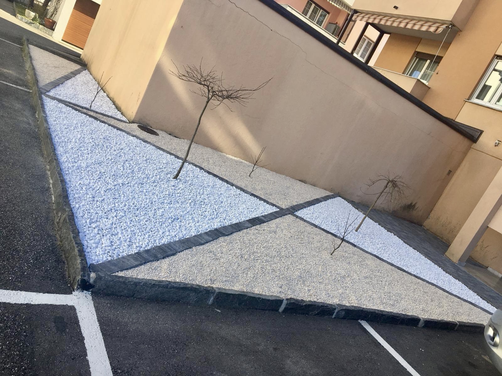 Aiuola con sassi di marmo — Giardinaggio, opera Nikola Giardini e Figli in Ticino