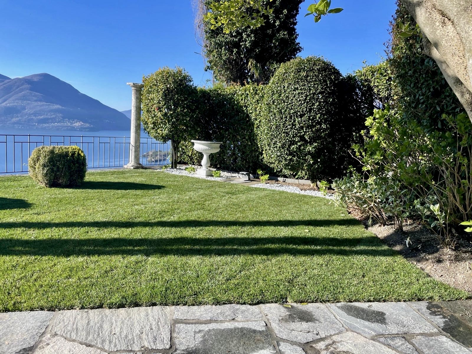 Realizzazione area verde — Giardinaggio, opera Nikola Giardini e Figli in Ticino