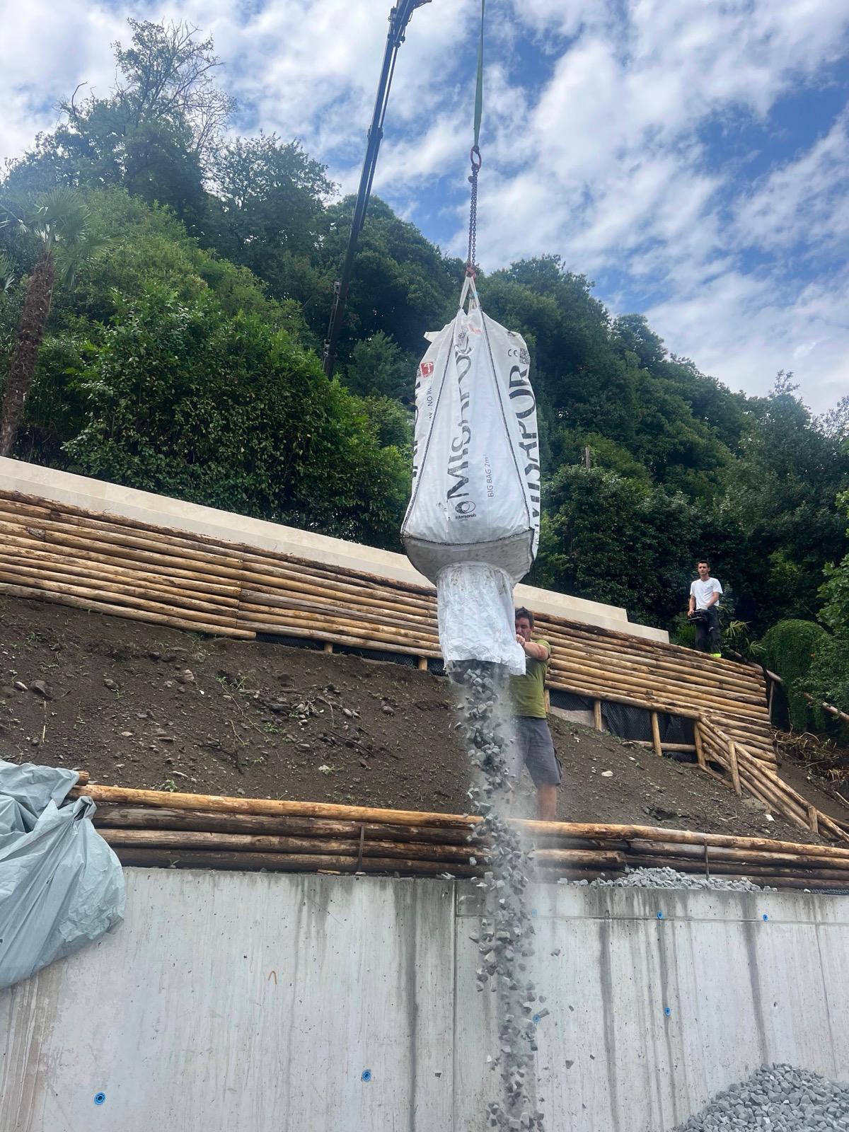Riempimento terreno con materiale drenante — Giardinaggio, opera Nikola Giardini e Figli in Ticino