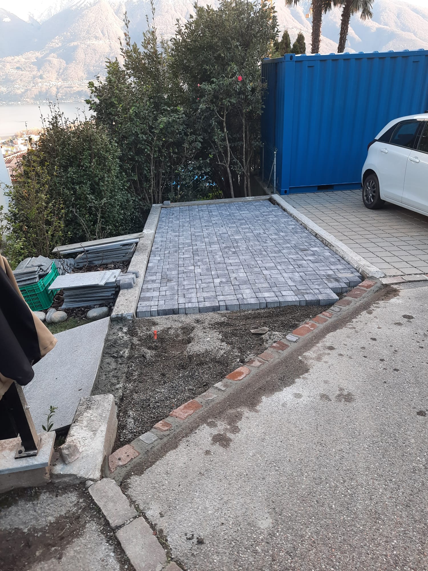 Pavimentazione per posteggio — Pavimentazioni, opera Nikola Giardini e Figli in Ticino